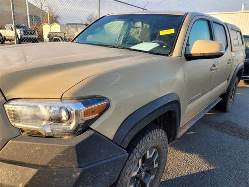 Used 2017 Toyota Tacoma TRD Off-Road image 10
