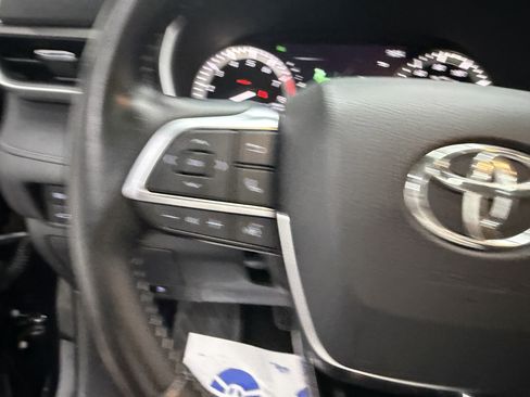 Used 2020 Toyota Highlander XLE AWD/4WD image 18