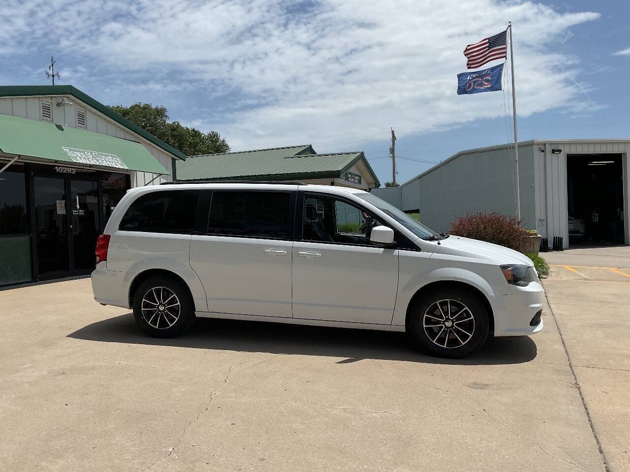 Used 2019 Dodge Grand Caravan GT FWD image 2
