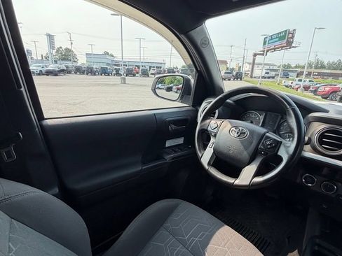 Used 2017 Toyota Tacoma TRD Off-Road w/ Tow Package (A/T) AWD/4WD image 9