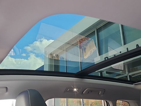 Certified 2025 Volkswagen Taos SEL image 9