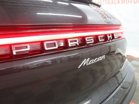 Used 2022 Porsche Macan AWD/4WD image 12