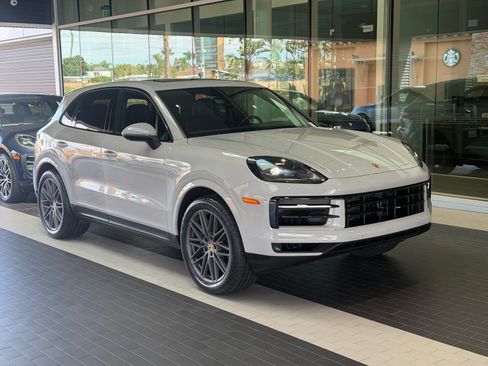 Certified 2024 Porsche Cayenne AWD/4WD image 4