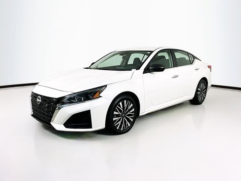 Used 2024 Nissan Altima 2.5 SV image 3