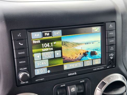 Used 2017 Jeep Wrangler Unlimited Sahara w/ Connectivity Group image 35