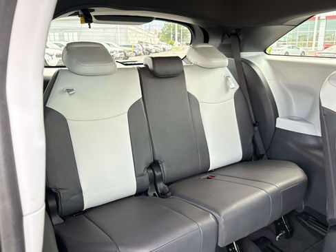 Used 2024 Toyota Sienna XSE FWD image 17
