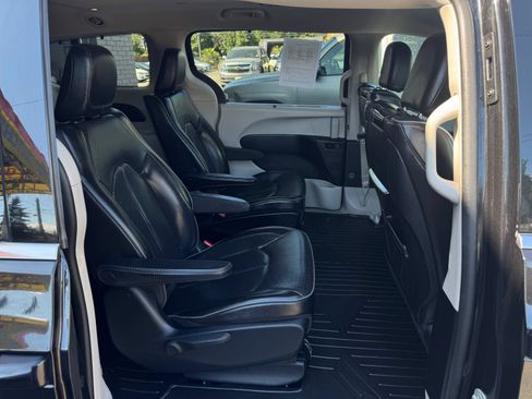 Used 2019 Chrysler Pacifica Limited w/ Advanced Safetytec Group FWD image 18