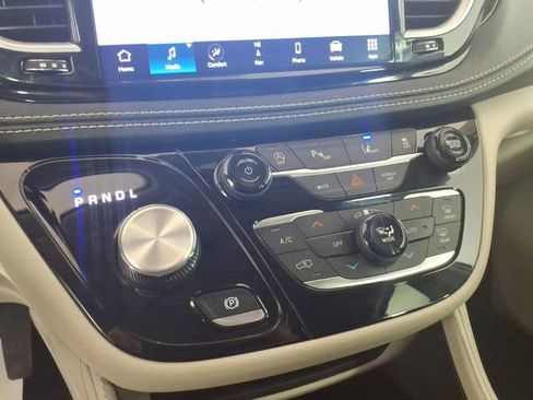 Used 2023 Chrysler Pacifica Limited image 22