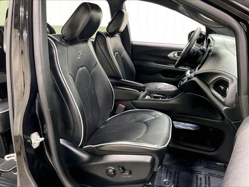 Used 2025 Chrysler Pacifica Limited FWD image 7