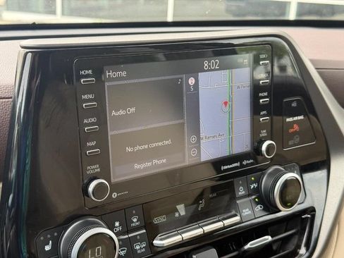 Used 2021 Toyota Highlander XLE AWD/4WD image 24
