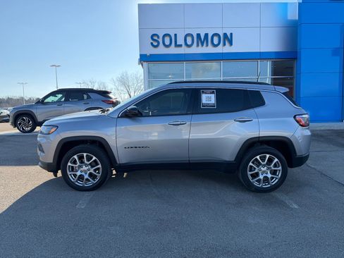 Used 2022 Jeep Compass Latitude image 2