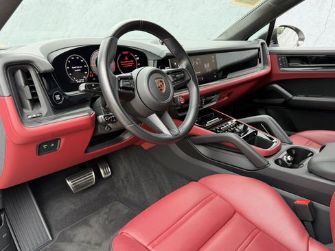 Used 2024 Porsche Cayenne Turbo GT AWD/4WD image 15