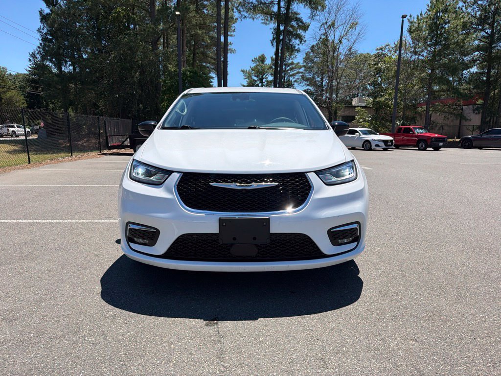 Used 2024 Chrysler Pacifica Touring-L FWD image 4
