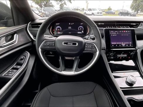 Used 2025 Jeep Grand Cherokee Laredo X w/ Luxury Tech Group I RWD image 8