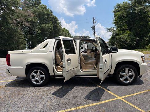 Used 2012 Chevrolet Avalanche LTZ RWD image 25