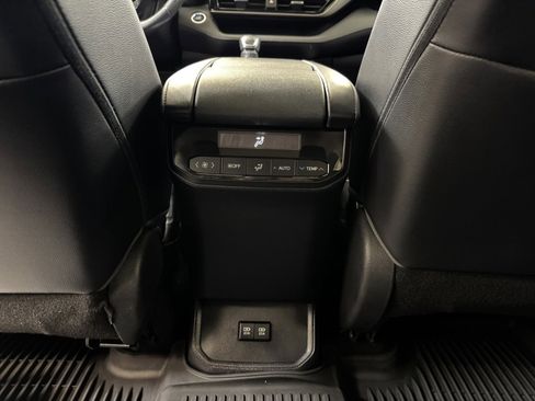 Used 2020 Toyota Highlander XLE image 16