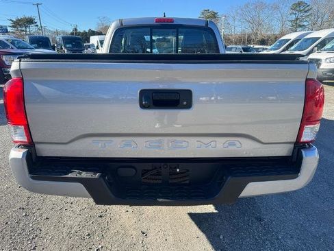 Used 2017 Toyota Tacoma SR image 5