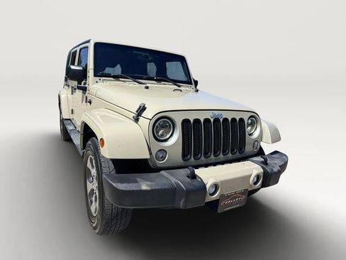 Used 2017 Jeep Wrangler Unlimited Sahara w/ Connectivity Group AWD/4WD image 12