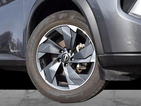 Used 2024 Nissan Rogue SV image 3