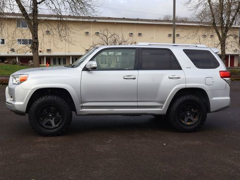 Used 2011 Toyota 4Runner SR5 w/ Convenience Pkg image 3