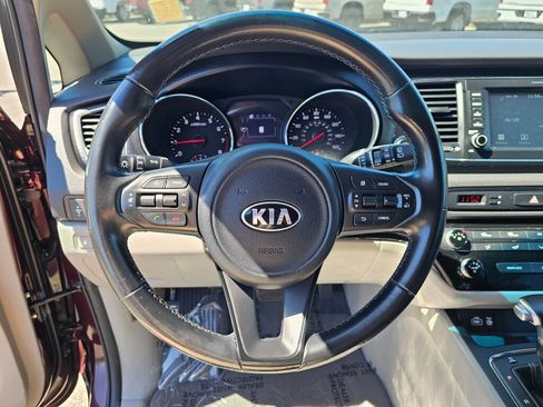 Used 2017 Kia Sedona LX w/ LX Essentials Premium Package FWD image 11