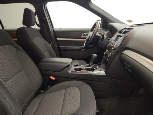 Used 2018 Ford Explorer XLT FWD image 21