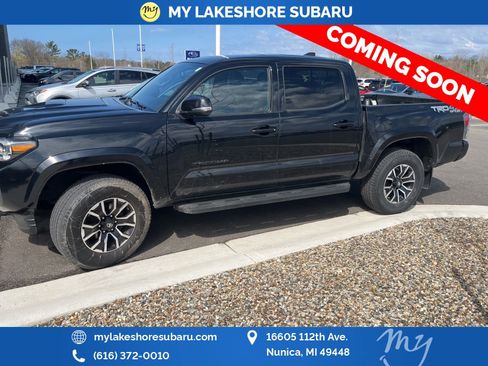 Used 2020 Toyota Tacoma TRD Sport w/ TRD Premium Sport Package AWD/4WD image 4
