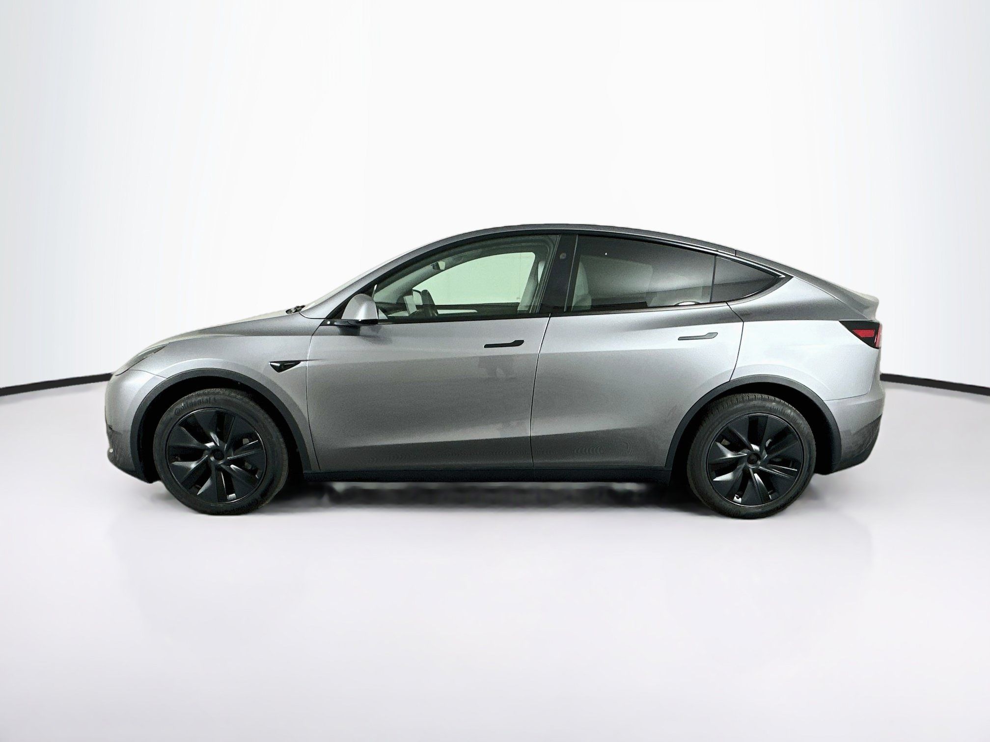 Used 2025 Tesla Model Y Long Range RWD image 4
