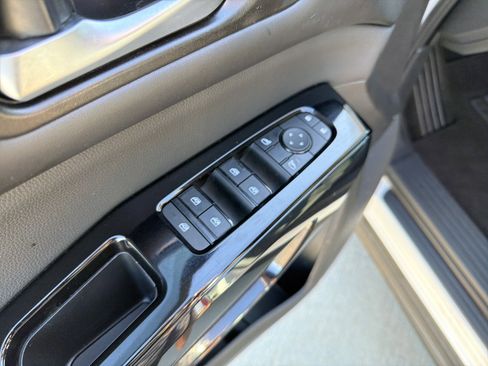 Used 2022 Nissan Pathfinder SV image 15