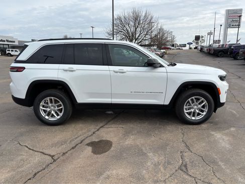 Used 2025 Jeep Grand Cherokee Laredo RWD image 5