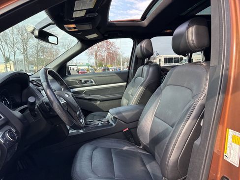 Used 2017 Ford Explorer XLT w/ Equipment Group 202A image 2