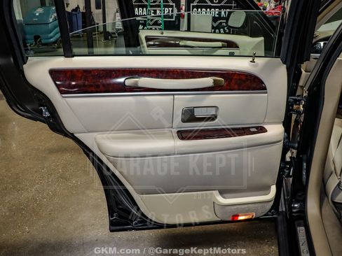 Used 2010 Lincoln Town Car Signature Limited image 98