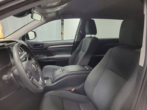 Used 2019 Toyota Highlander LE FWD image 13