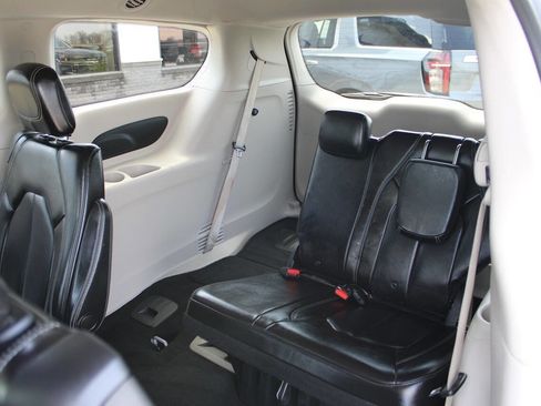 Used 2021 Chrysler Voyager Lxi image 11