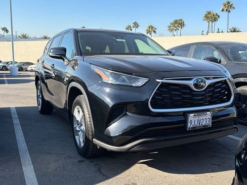 Used 2023 Toyota Highlander L FWD image 2