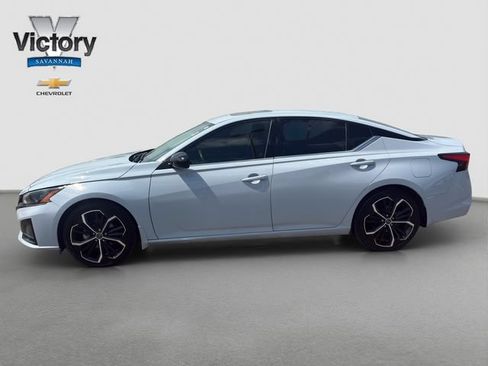 Used 2023 Nissan Altima 2.5 SR w/ SR Premium Package FWD image 4