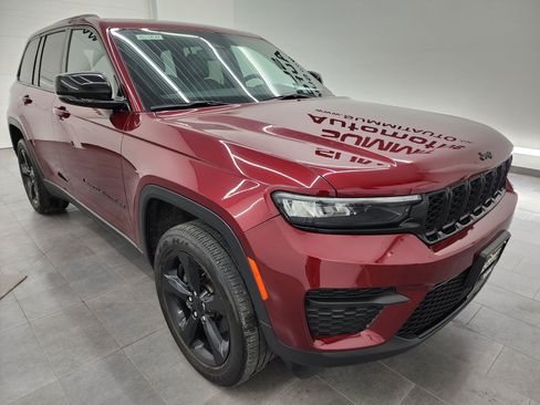 Used 2023 Jeep Grand Cherokee Altitude AWD/4WD image 2