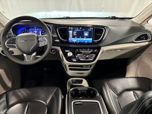 Used 2023 Chrysler Pacifica Touring-L FWD image 4