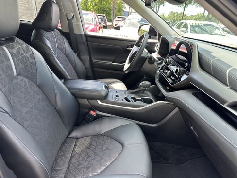 Used 2025 Toyota Highlander XLE AWD/4WD image 13