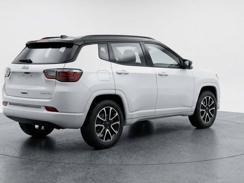 Used 2025 Jeep Compass Trailhawk AWD/4WD image 9