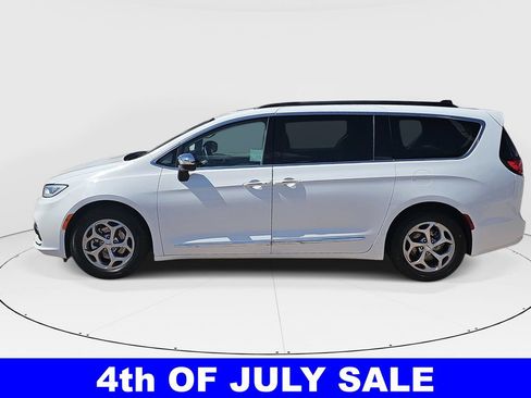 Used 2023 Chrysler Pacifica Limited FWD image 6