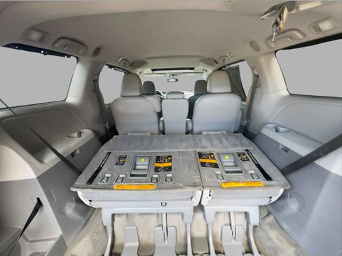 Used 2014 Toyota Sienna XLE FWD image 39