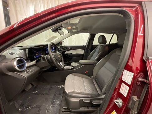 Used 2025 Chevrolet Trax LT w/ LT Convenience Package FWD image 10