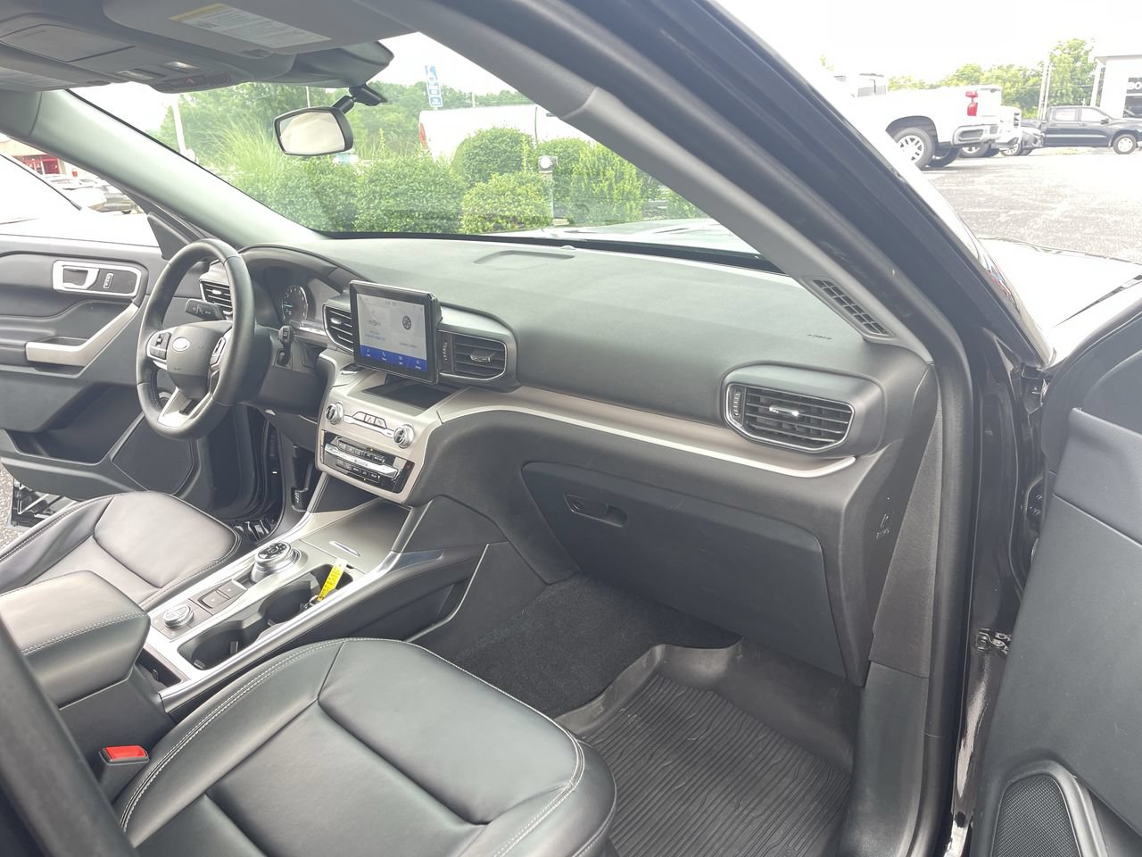 Used 2024 Ford Explorer XLT w/ Equipment Group 202A AWD/4WD image 27