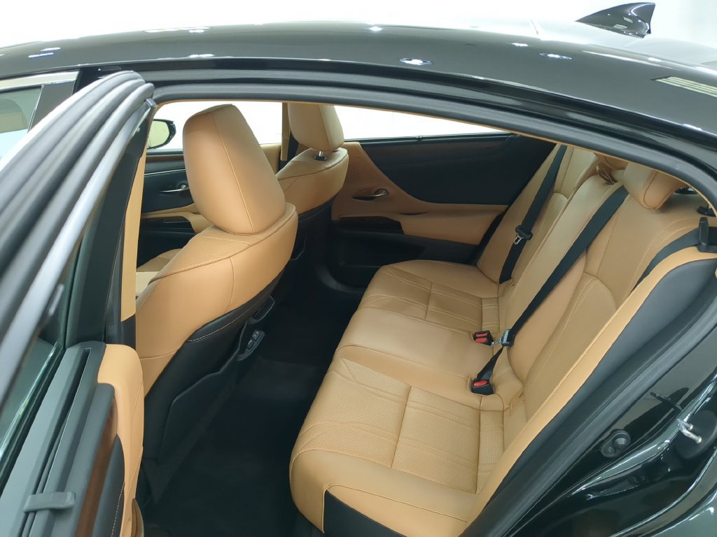 Used 2023 Lexus ES 350 Ultra Luxury w/ Accessory Package (Z2) FWD image 30