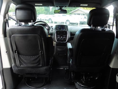 Used 2019 Dodge Grand Caravan SXT FWD image 11