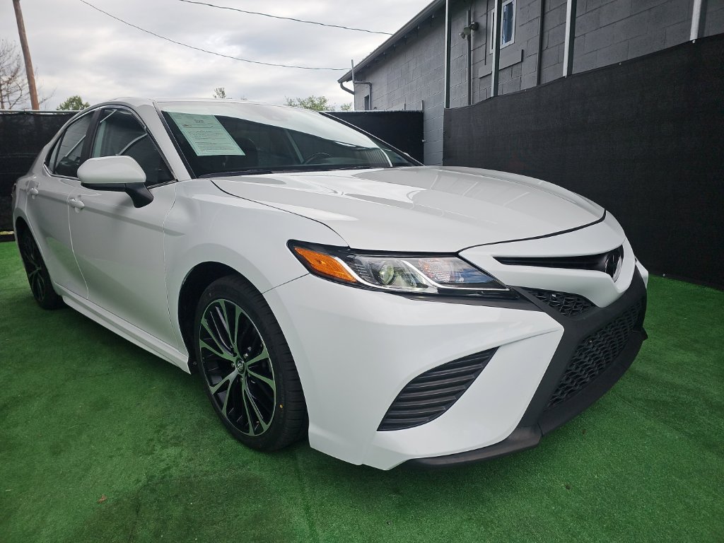 Used 2020 Toyota Camry SE FWD image 1