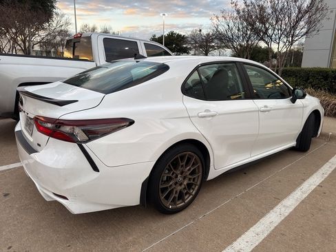 Used 2024 Toyota Camry SE image 3