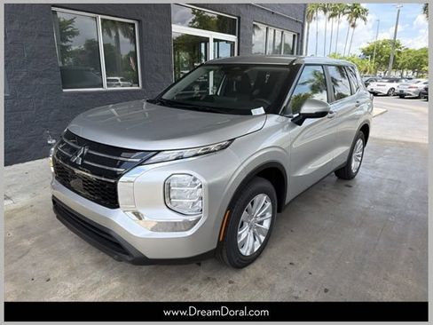 Used 2026 Mitsubishi Outlander ES FWD image 1