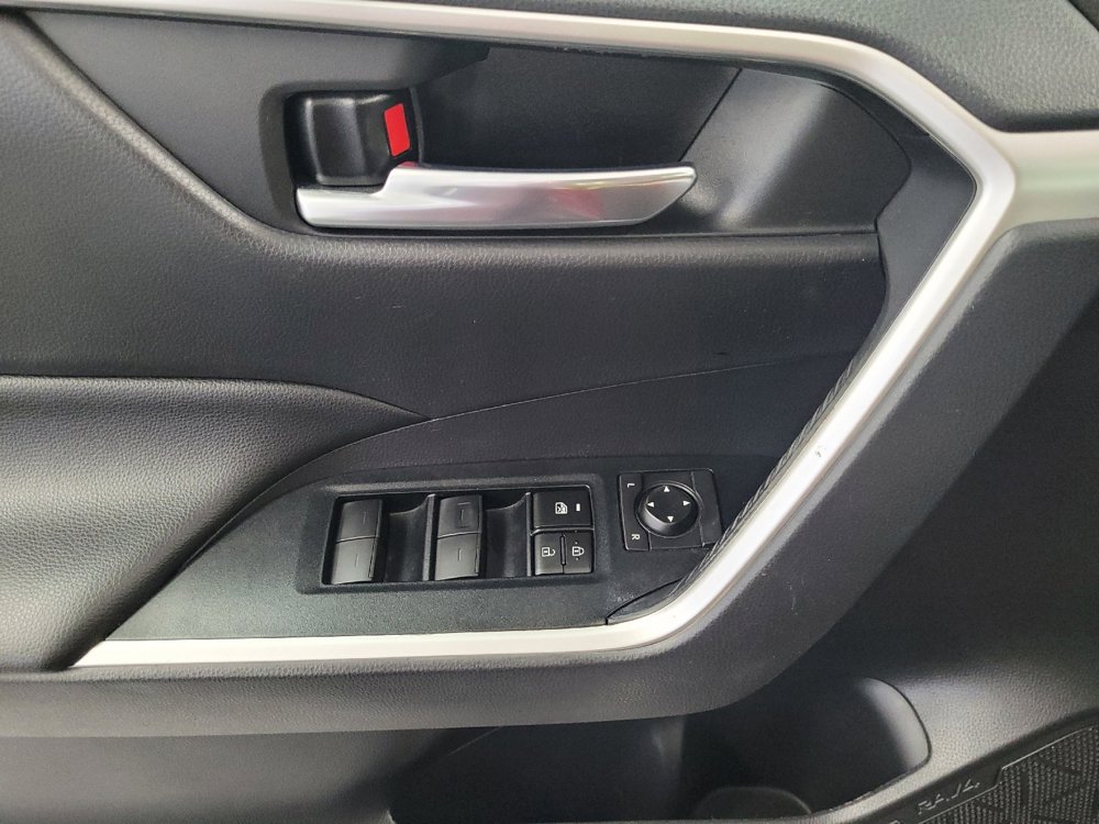 Used 2021 Toyota RAV4 XLE w/ Convenience Package FWD image 27